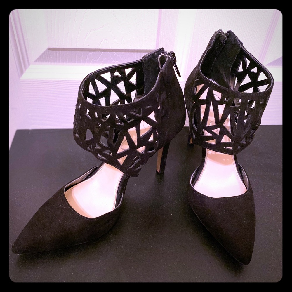 Pair of heels/ black /pointed